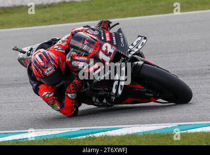 Kuala Lumpur, Malaysia. November 2023. Der spanische Fahrer Maverick Vinales von Aprilia Racing in Aktion während des MotoGP-Rennens des Petronas Grand Prix von Malaysia auf dem Sepang International Circuit. Quelle: SOPA Images Limited/Alamy Live News Stockfoto