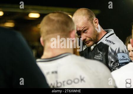 Sebastian de Chaves von Newcastle Falcons sieht etwas niedergeschlagen aus, als er am Ende des Gallagher Premiership-Spiels zwischen Newcastle Falcons und Saracens im Kingston Park, Newcastle, am Sonntag, den 12. November 2023, durch den Tunnel fährt. (Foto: Chris Lishman | MI News) Stockfoto