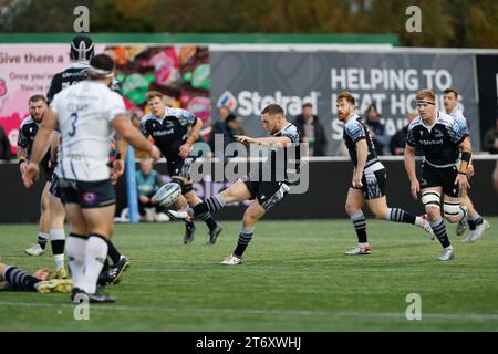 Brett Connon von Newcastle Falcons tritt beim Gallagher Premiership-Spiel zwischen Newcastle Falcons und Saracens am Sonntag, den 12. November 2023, im Kingston Park in Newcastle an. (Foto: Chris Lishman | MI News) Stockfoto