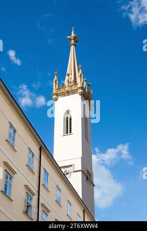 Ein detaillierter Blick auf den Turm der Augustinerkirche, St. Augustinerkirche - Augustinerkirche, Wien, Österreich Stockfoto