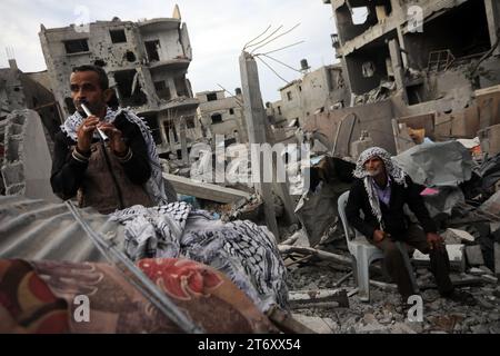 Rafah, Gaza. November 2023. Imad Rabayaa 48, (L) spielt das Nest inmitten der Ruinen des Familienhauses, das bei einem israelischen Streik in Rafah im südlichen Gazastreifen am Sonntag, den 7. November 2023 zerstört wurde. Robayaa sagt, dass der Wohnblock, in dem er gelebt hat, durch einen israelischen Bombardement am 7. Oktober, dem ersten Tag des Krieges in Gaza, zerstört wurde. Amal Rabayaa, Ehemann von Imad, versickert nun mit anderen Familienmitgliedern in einer UN-Schule in Rafah, kehrt aber am Morgen in ihr Zuhause zurück und stellt sich dem täglichen Kampf um Nahrung und Wasser. Foto: Ismael Mohamad/UPI Credit: UPI/Alamy Live News Stockfoto