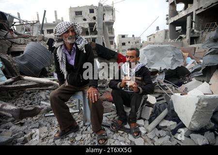 Rafah, Gaza. November 2023. Imad Rabayaa 48, (L) spielt das Nest inmitten der Ruinen des Familienhauses, das bei einem israelischen Streik in Rafah im südlichen Gazastreifen am Sonntag, den 7. November 2023 zerstört wurde. Robayaa sagt, dass der Wohnblock, in dem er gelebt hat, durch einen israelischen Bombardement am 7. Oktober, dem ersten Tag des Krieges in Gaza, zerstört wurde. Amal Rabayaa, Ehemann von Imad, versickert nun mit anderen Familienmitgliedern in einer UN-Schule in Rafah, kehrt aber am Morgen in ihr Zuhause zurück und stellt sich dem täglichen Kampf um Nahrung und Wasser. Foto: Ismael Mohamad/UPI Credit: UPI/Alamy Live News Stockfoto