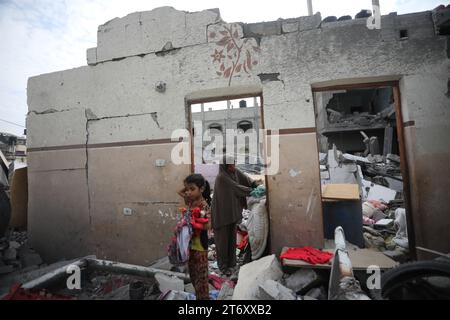 Rafah, Gaza. November 2023. Amal al-Robayaa 44, (R), sucht ihre Kleidung in den Ruinen des Hauses, das bei einem israelischen Streik in Rafah im südlichen Gazastreifen am Sonntag, den 7. November 2023 zerstört wurde. Robayaa sagt, dass der Wohnblock, in dem er lebte, am 7. Oktober, dem ersten Tag des Krieges in Gaza, durch einen israelischen Bombardement zerstört wurde. Amal Rabayaa, Ehemann von Imad, versickert nun mit anderen Familienmitgliedern in einer UN-Schule in Rafah, kehrt aber am Morgen in ihr Zuhause zurück und stellt sich dem täglichen Kampf um Nahrung und Wasser. Foto: Ismael Mohamad/UPI Credit: UPI/Alamy Live News Stockfoto