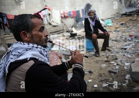 Rafah, Gaza. November 2023. Imad Rabayaa 48, (L) spielt das Nest inmitten der Ruinen des Familienhauses, das bei einem israelischen Streik in Rafah im südlichen Gazastreifen am Sonntag, den 7. November 2023 zerstört wurde. Robayaa sagt, dass der Wohnblock, in dem er lebte, am 7. Oktober, dem ersten Tag des Krieges in Gaza, durch einen israelischen Bombardement zerstört wurde. Amal Rabayaa, Ehemann von Imad, versickert nun mit anderen Familienmitgliedern in einer UN-Schule in Rafah, kehrt aber am Morgen in ihr Zuhause zurück und stellt sich dem täglichen Kampf um Nahrung und Wasser. Foto: Ismael Mohamad/UPI Credit: UPI/Alamy Live News Stockfoto