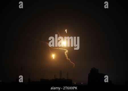 Israelische Truppen feuern im südlichen Gazastreifen auf Khan Yunis, während anhaltende Kämpfe zwischen Israel und den Palästinensern. Am Sonntag, 7. November 2023. Foto: Ismael Mohamad/UPI Stockfoto