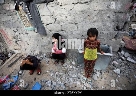 Rafah, Gaza. November 2023. Die Söhne von Amal al-Robayaa sitzen in den Ruinen des Familienhauses, das bei einem israelischen Streik in Rafah im südlichen Gazastreifen am Sonntag, den 7. November 2023 zerstört wurde. Robayaa sagt, dass der Wohnblock, in dem er lebte, am 7. Oktober, dem ersten Tag des Krieges in Gaza, durch einen israelischen Bombardement zerstört wurde. Amal Rabayaa, Ehemann von Imad, versickert nun mit anderen Familienmitgliedern in einer UN-Schule in Rafah, kehrt aber am Morgen in ihr Zuhause zurück und stellt sich dem täglichen Kampf um Nahrung und Wasser. Foto: Ismael Mohamad/UPI Credit: UPI/Alamy Live News Stockfoto