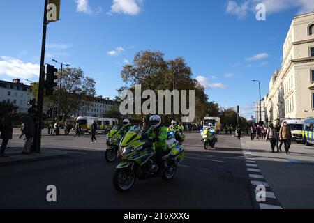 Eine Auswahl von Fotos, die am 11. November 2023 vom pro-palästinensischen Marsch und Waffenstillstandswochenende aufgenommen wurden. Stockfoto