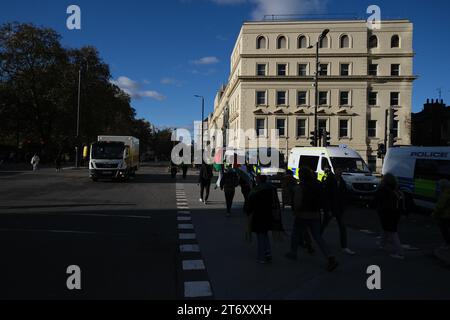 Eine Auswahl von Fotos, die am 11. November 2023 vom pro-palästinensischen Marsch und Waffenstillstandswochenende aufgenommen wurden. Stockfoto