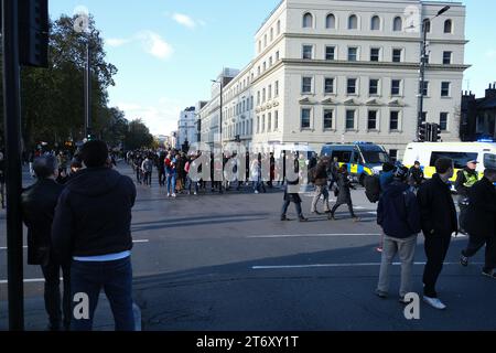 Eine Auswahl von Fotos, die am 11. November 2023 vom pro-palästinensischen Marsch und Waffenstillstandswochenende aufgenommen wurden. Stockfoto