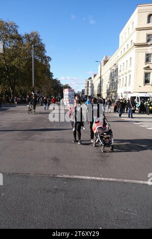 Eine Auswahl von Fotos, die am 11. November 2023 vom pro-palästinensischen Marsch und Waffenstillstandswochenende aufgenommen wurden. Stockfoto