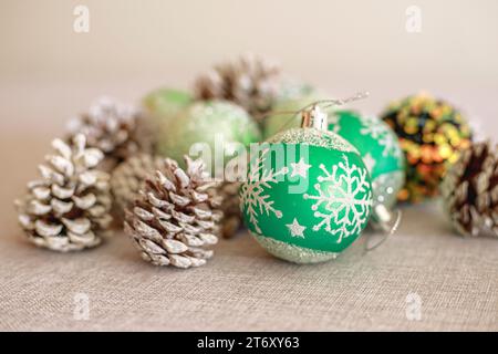 Hölzerne Weihnachtsdekoration in Form eines Sterns mit einem Rentier im Inneren, umgeben von Elementen und Weihnachtslichtern in roten Tönen Stockfoto