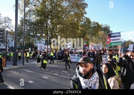 Eine Auswahl von Fotos, die am 11. November 2023 vom pro-palästinensischen Marsch und Waffenstillstandswochenende aufgenommen wurden. Stockfoto