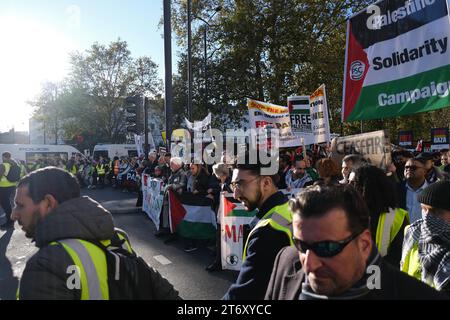 Eine Auswahl von Fotos, die am 11. November 2023 vom pro-palästinensischen Marsch und Waffenstillstandswochenende aufgenommen wurden. Stockfoto