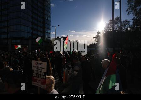 Eine Auswahl von Fotos, die am 11. November 2023 vom pro-palästinensischen Marsch und Waffenstillstandswochenende aufgenommen wurden. Stockfoto
