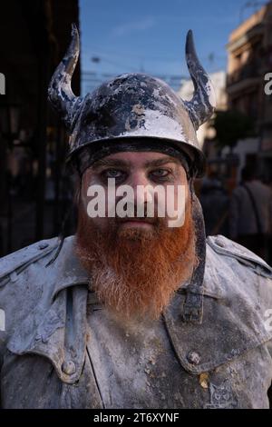 IBI, Spanien - 28. Dezember 2022: Kopfporträt eines Mannes, der in die Kamera schaut, gekleidet mit gehörntem Helm als Soldat und rotem Bart mit Mehl Stockfoto