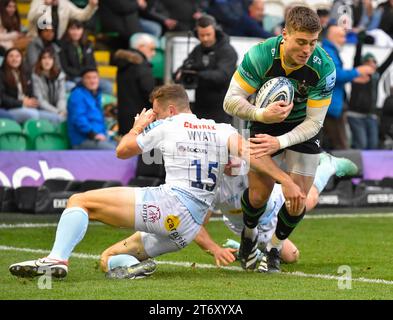 Northampton ENGLAND – 12. November 2023: Tommy Freeman von Northampton Saints auf dem Weg zum Versuch während des Spiels zwischen Northampton Saints und Exeter Chiefs Rugby im Cinch Stadium Franklin’s Gardens. Northampton Großbritannien. Stockfoto