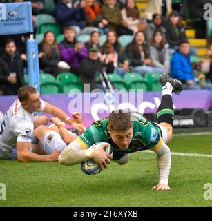 Northampton ENGLAND - 12. November 2023 : Tommy Freeman von Northampton Saints wird während des Spiels zwischen Northampton Saints und Exeter Chiefs Rugby im Cinch Stadium Franklin’s Gardens ausprobiert. Northampton Großbritannien. Stockfoto