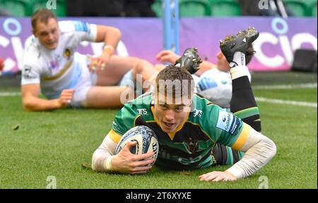 Northampton ENGLAND - 12. November 2023 : Tommy Freeman von Northampton Saints wird während des Spiels zwischen Northampton Saints und Exeter Chiefs Rugby im Cinch Stadium Franklin’s Gardens ausprobiert. Northampton Großbritannien. Stockfoto