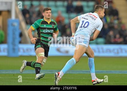 Northampton ENGLAND – 12. November 2023: Harvey Skinner übergibt den Ball während des Spiels zwischen Northampton Saints und Exeter Chiefs Rugby im Cinch Stadium Franklin’s Gardens. Northampton Großbritannien. Stockfoto