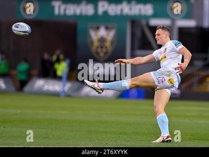 Northampton ENGLAND - 12. November 2023 : Tommy Wyatt von den Exeter Chiefs schlägt das Feld während des Spiels zwischen Northampton Saints und Exeter Chiefs Rugby im Cinch Stadium Franklin’s Gardens. Northampton Großbritannien. Stockfoto