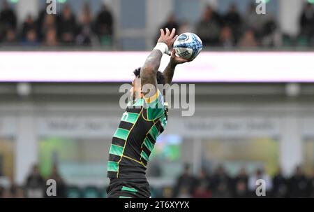 Northampton ENGLAND - 12. November 2023 : Courtney Lawes of Northampton Saints während des Spiels zwischen Northampton Saints und Exeter Chiefs Rugby im Cinch Stadium Franklin’s Gardens. Northampton Großbritannien. Stockfoto