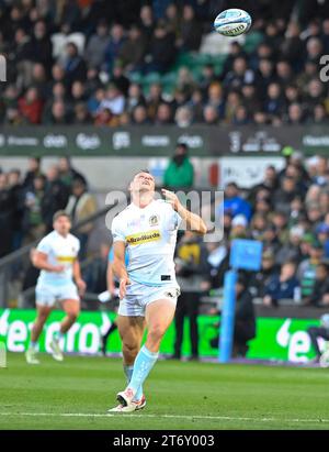 Northampton ENGLAND – 12. November 2023: Tommy Wyatt von Exeter Chiefs beobachtet den Ball während des Spiels zwischen Northampton Saints und Exeter Chiefs Rugby im Cinch Stadium Franklin’s Gardens. Northampton Großbritannien. Stockfoto