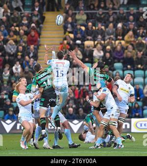 Northampton ENGLAND – 12. November 2023: Tommy Wyatt von Exeter Chiefs Rugby beobachtet den Ball während des Spiels zwischen Northampton Saints und Exeter Chiefs Rugby im Cinch Stadium Franklin’s Gardens. Northampton Großbritannien. Stockfoto