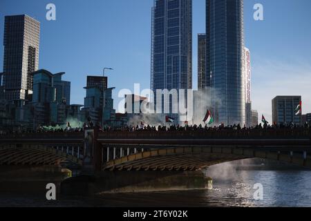 Eine Auswahl von Fotos, die am 11. November 2023 vom pro-palästinensischen Marsch und Waffenstillstandswochenende aufgenommen wurden. Stockfoto