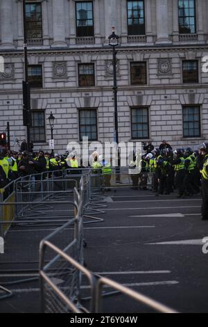 Eine Auswahl von Fotos, die am 11. November 2023 vom pro-palästinensischen Marsch und Waffenstillstandswochenende aufgenommen wurden. Stockfoto