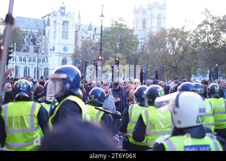 Eine Auswahl von Fotos, die am 11. November 2023 vom pro-palästinensischen Marsch und Waffenstillstandswochenende aufgenommen wurden. Stockfoto