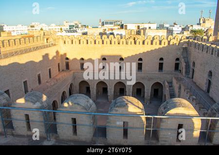 Blick aus der Vogelperspektive auf die Altstadt von Medina und Souk, lokaler Markt in Sousse, Tunesien. Stockfoto