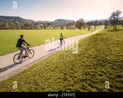 Ein paar Freizeitradfahrer, die eine wunderschöne Landschaft mit dem Fahrrad erkunden, aus der Luft. Gesundheits- und Fitnesskonzepte. Stockfoto
