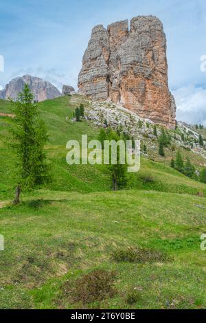 Erodierter einsamer Kalksteinturm in der Region Cinque Torri der Ampezzo-Dolomiten in Italien Stockfoto