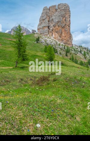 Erodierter einsamer Kalksteinturm in der Region Cinque Torri der Ampezzo-Dolomiten in Italien Stockfoto