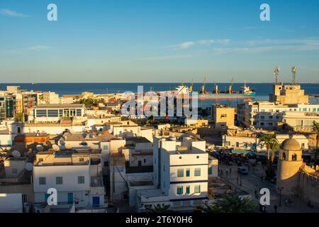 Blick aus der Vogelperspektive auf die Altstadt von Medina und Souk, lokaler Markt in Sousse, Tunesien. Stockfoto