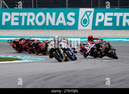 Der italienische Fahrer Luca Marini vom Mooney VR46 Racing Team führt das Spiel während des MotoGP-Rennens des Petronas Grand Prix von Malaysia auf dem Sepang International Circuit an. (Foto: Wong Fok Loy / SOPA Images/SIPA USA) Stockfoto