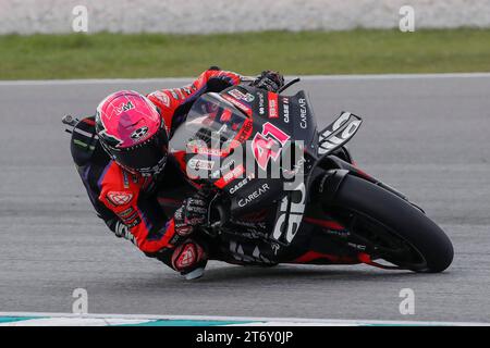 Der spanische Fahrer Aleix Espargaro von Aprilia Racing im Einsatz während des MotoGP-Rennens des Petronas Grand Prix von Malaysia auf dem Sepang International Circuit in Sepang. (Foto: Wong Fok Loy / SOPA Images/SIPA USA) Stockfoto