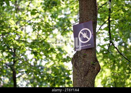 Vorsicht vor Zecken. Warnschild im Spring City Park. Stockfoto