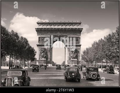 PARIS Vintage 1930er Jahre Retro Paris 1936 Arc de Triomphe und Verkehr auf den Champs-Elysées einschließlich Pariser Renault Taxis und Menschen, die den Stil und die Mode des Tages tragen. Straßenszene-Archiv vor WW2, französischer Schwarzweiß-Fotograf Willem van de Poll Stockfoto