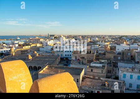 Blick aus der Vogelperspektive auf die Altstadt von Medina und Souk, lokaler Markt in Sousse, Tunesien. Stockfoto