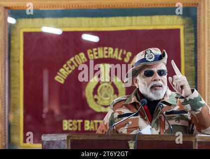 Lepcha, Indien. 12. November 2023. Der indische Premierminister Narendra Modi hält während eines Besuchs mit Soldaten auf einer abgelegenen Himalaya-Basis am 12. November 2023 in Lepcha, Himachal Pradesh, Indien, eine Rede zur Feier des Diwali-Festes. Quelle: PIB Photo/Press Information Bureau/Alamy Live News Stockfoto
