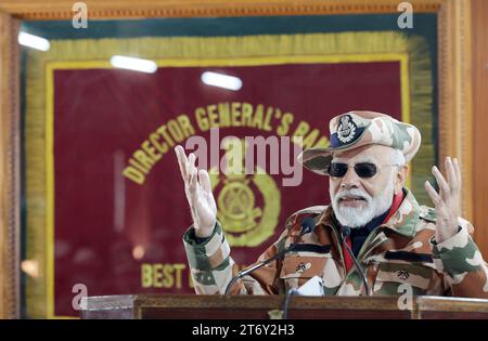 Lepcha, Indien. 12. November 2023. Der indische Premierminister Narendra Modi hält während eines Besuchs mit Soldaten auf einer abgelegenen Himalaya-Basis am 12. November 2023 in Lepcha, Himachal Pradesh, Indien, eine Rede zur Feier des Diwali-Festes. Quelle: PIB Photo/Press Information Bureau/Alamy Live News Stockfoto