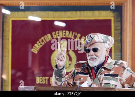 Lepcha, Indien. 12. November 2023. Der indische Premierminister Narendra Modi hält während eines Besuchs mit Soldaten auf einer abgelegenen Himalaya-Basis am 12. November 2023 in Lepcha, Himachal Pradesh, Indien, eine Rede zur Feier des Diwali-Festes. Quelle: PIB Photo/Press Information Bureau/Alamy Live News Stockfoto