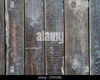 Alte, verwitterte Bretter, vertikal parallel gestapelt. Hintergrund zum Platzieren von Text, Grafiken, Beschriftungen. Stockfoto