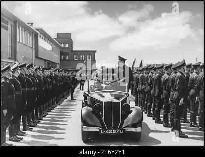 MUSSERT Vintage 1941 Niederländischer WW2 NSB Nazi Political Party unter der Leitung von Anton Mussert, einem Nazi-Kollaborateur bei einer Parade, die seine Truppen überprüft und einen facistischen Gruß hält. Zweiter Weltkrieg Nazi-Kollaboration in UTRECHTHolland Stockfoto