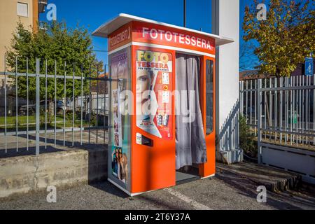 Italien - 11. November 2023: Automatischer Fotoautomat für italienische Reisepässe auf dem Parkplatz in der Innenstadt Stockfoto