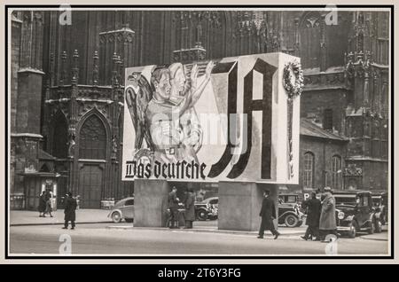 1938 ANSCHLUSS WIEN Nazi-Deutschland großes Propaganda-Wahlplakat mit dem Deutschen Adler, der das Nazi-Hakenkreuz umklammert und zwei Menschen den Heil-Hitler-Gruß geben. Unterschrift : 'DAS DEUTSCHE -JA' Nazi-Deutschland Anschluss Wahlpropaganda-Poster vor dem Stephansdom Wien Stockfoto