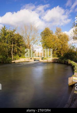 Compton Lock auf der Itchen Navigation bei Shawford, Hampshire, England Stockfoto