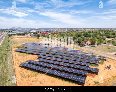 Aus der Vogelperspektive von Gaborone Hauptstadt Botswana, Solarpaneele über den Kulturen, die frisches Gemüse für die Stadt garantieren Stockfoto