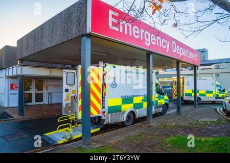 Haupteingang zur Notaufnahme mit einem geparkten Krankenwagen, NHS Royal Alexandra Hospital, Paisley, Schottland, Großbritannien Stockfoto